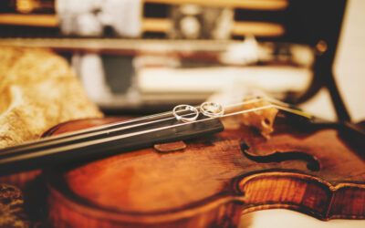 DJ czy zespół muzyczny – kto lepiej sprawdzi się na Waszym weselu?